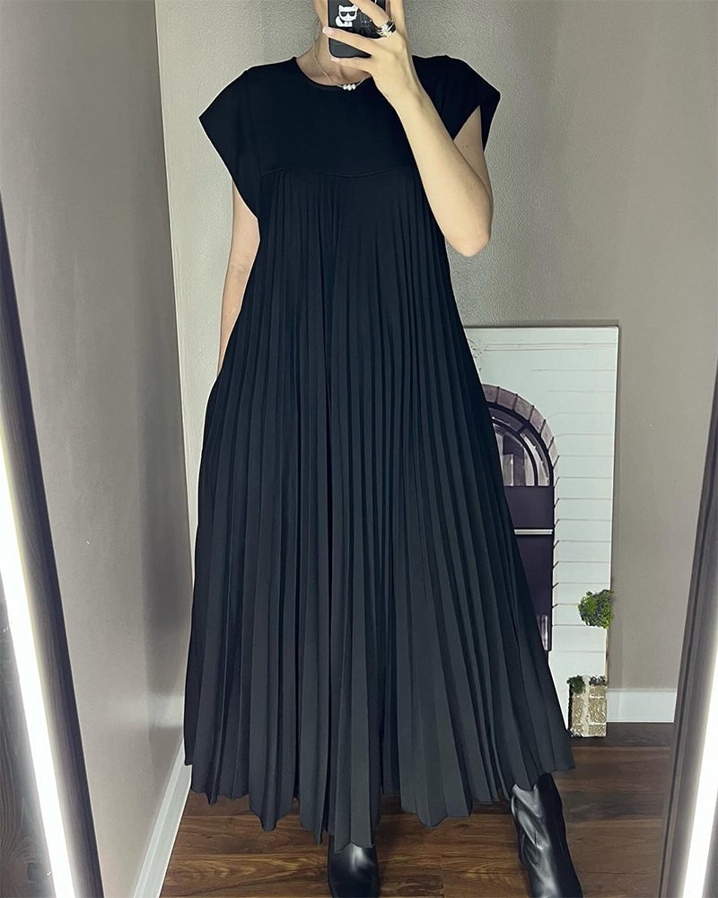 Chic Sleeveless Dress with Flowing Pleats