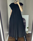 Chic Sleeveless Dress with Flowing Pleats