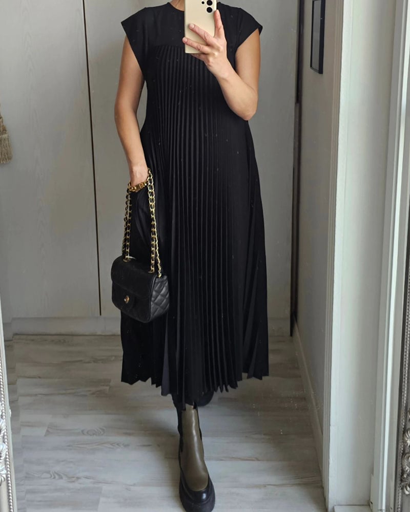 Chic Sleeveless Dress with Flowing Pleats