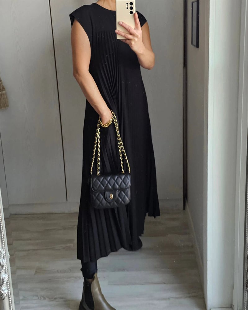 Chic Sleeveless Dress with Flowing Pleats
