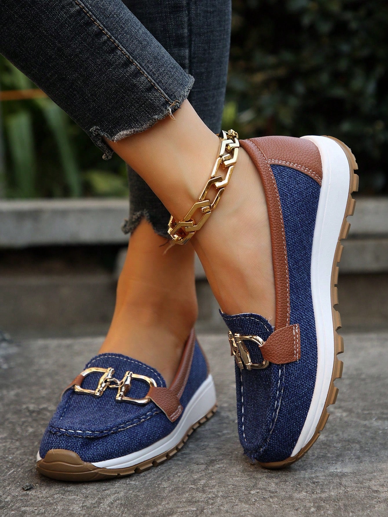 Elegant Flat Loafers with Buckle Design