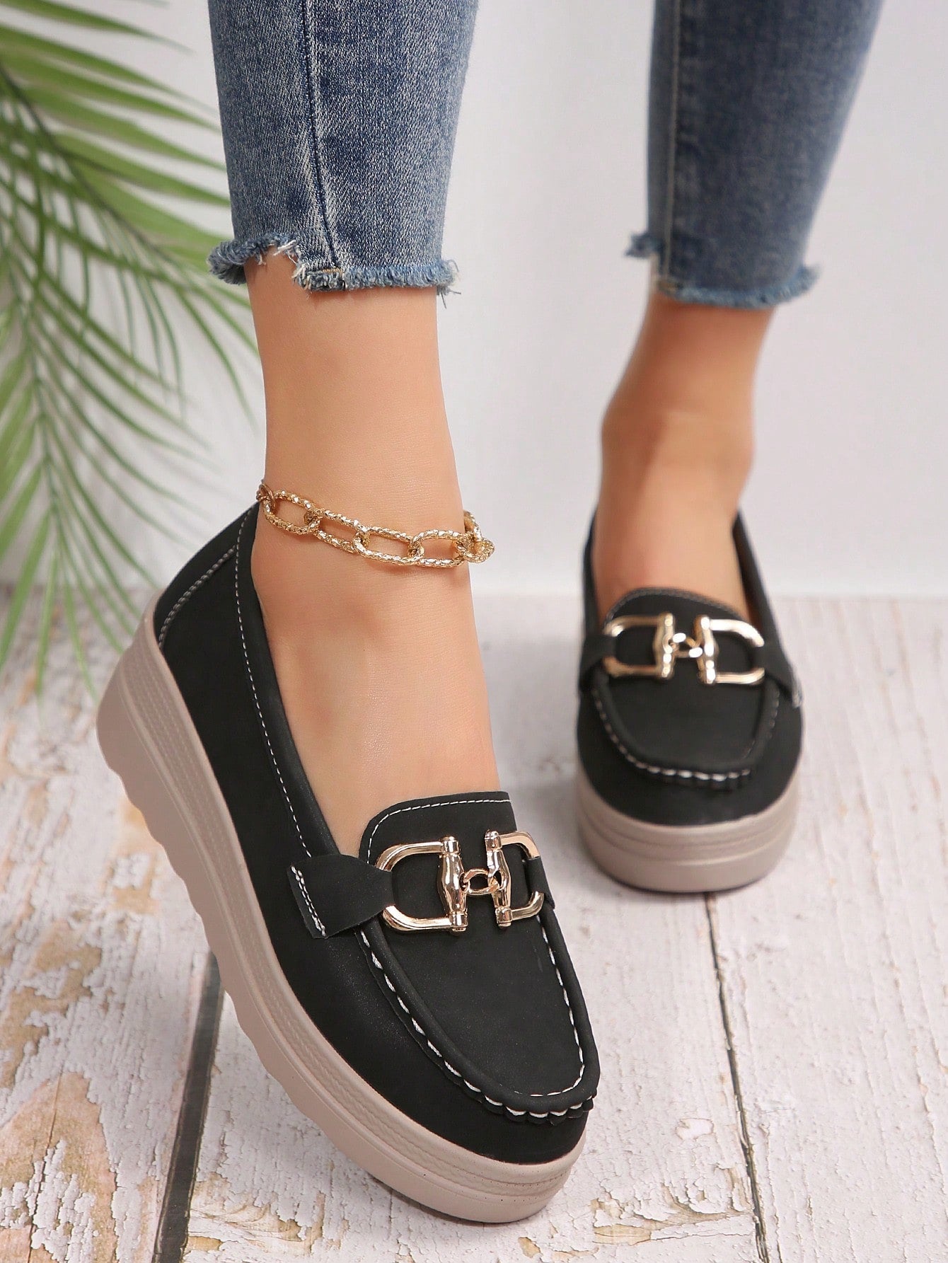 Elegant Flat Loafers with Buckle Design