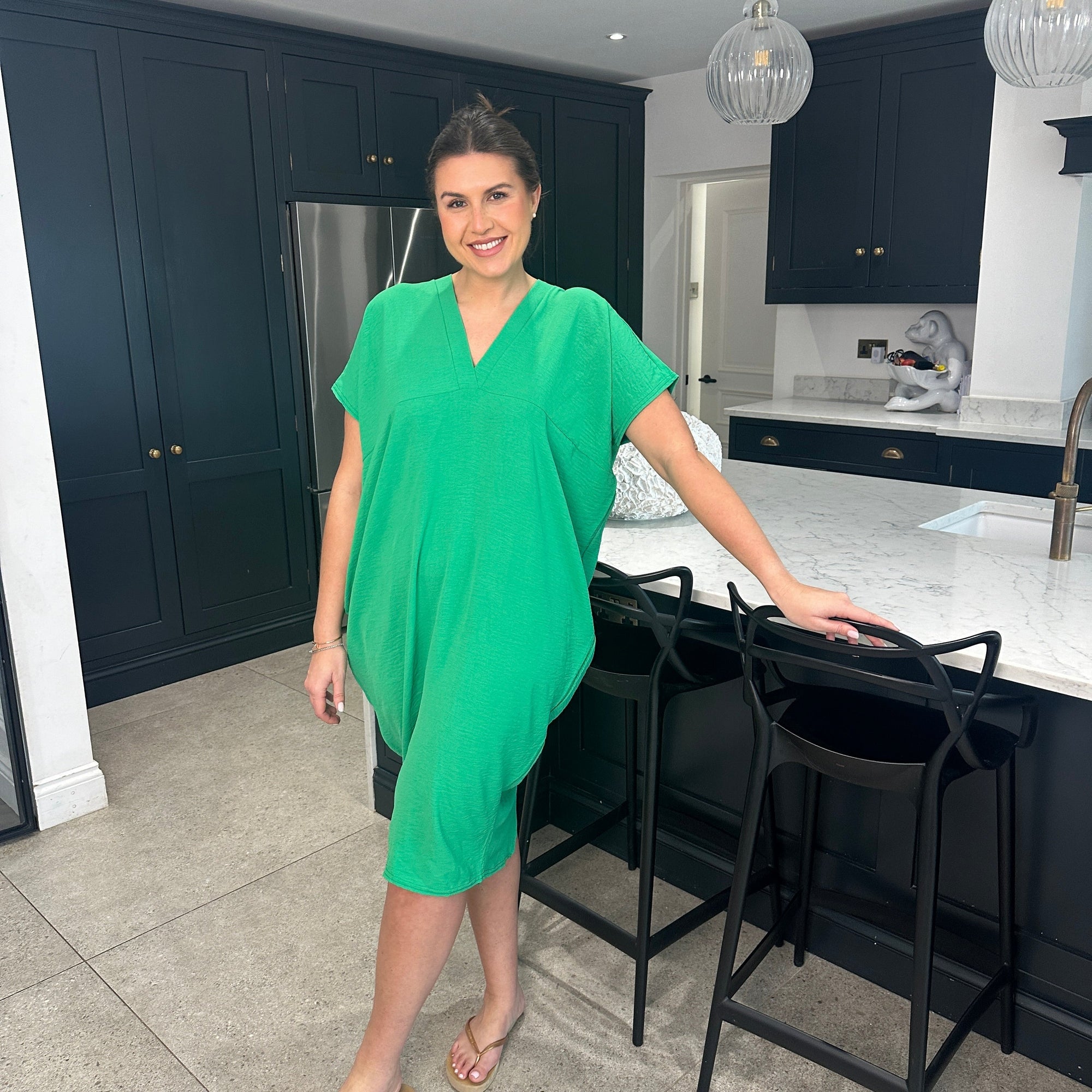 Chic Black Flow Dress with Handy Pockets