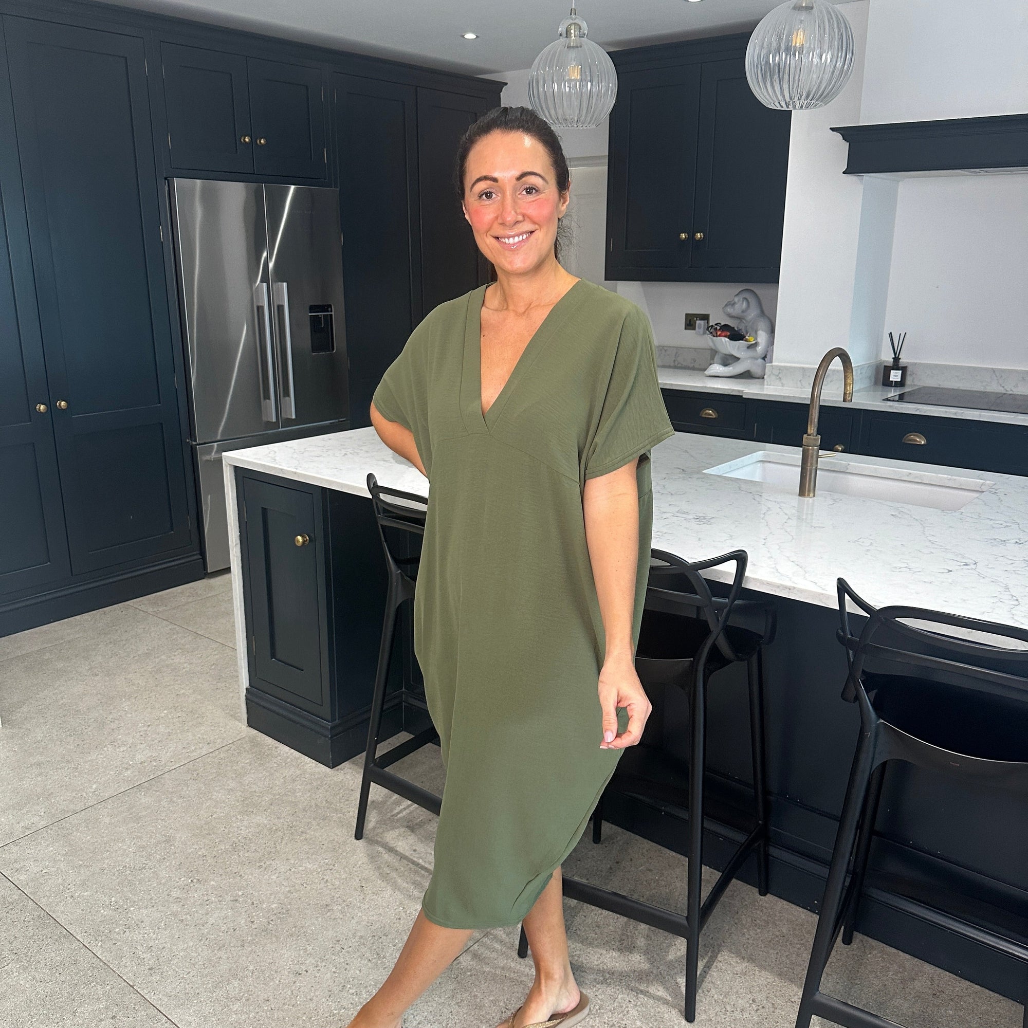Chic Black Flow Dress with Handy Pockets