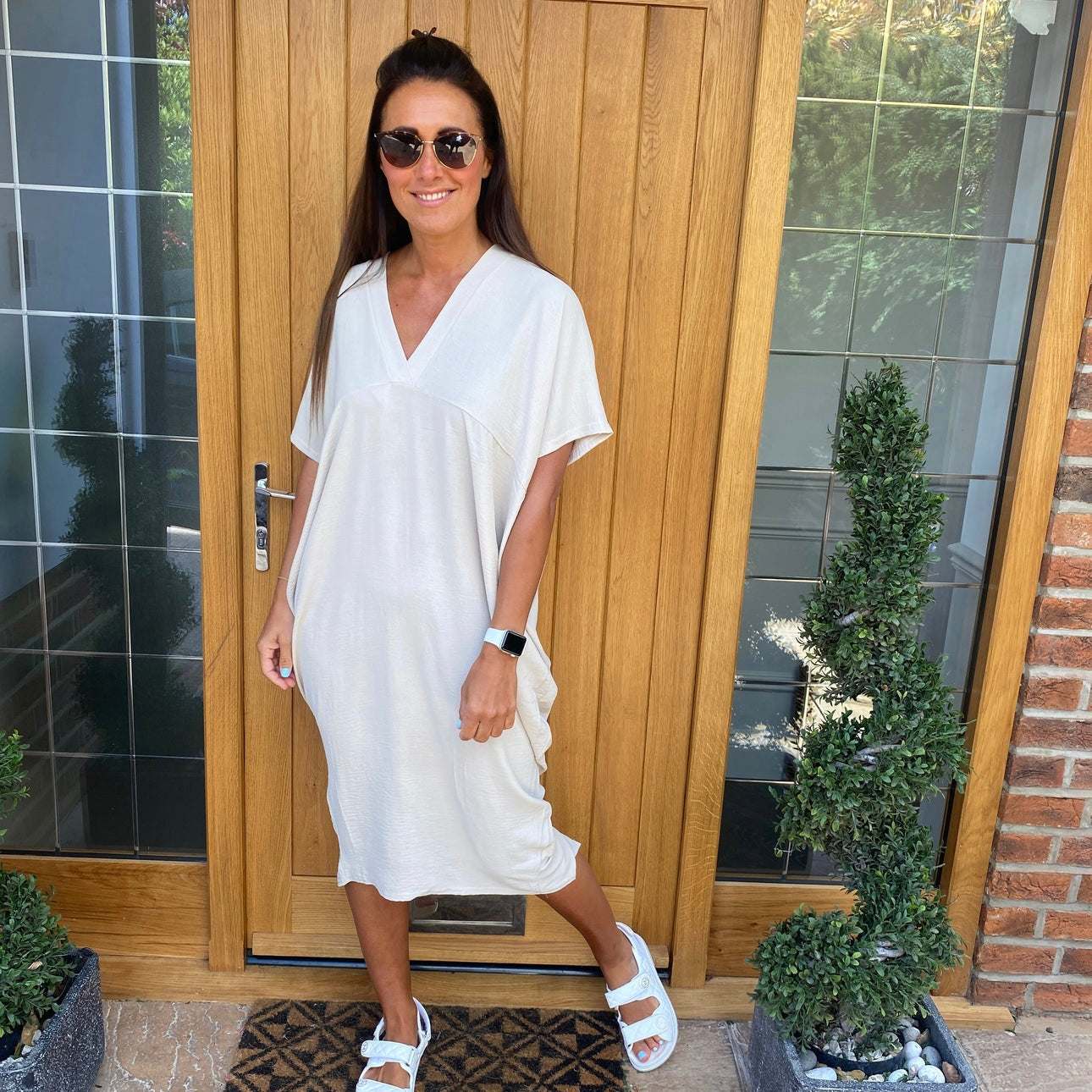 Chic Black Flow Dress with Handy Pockets