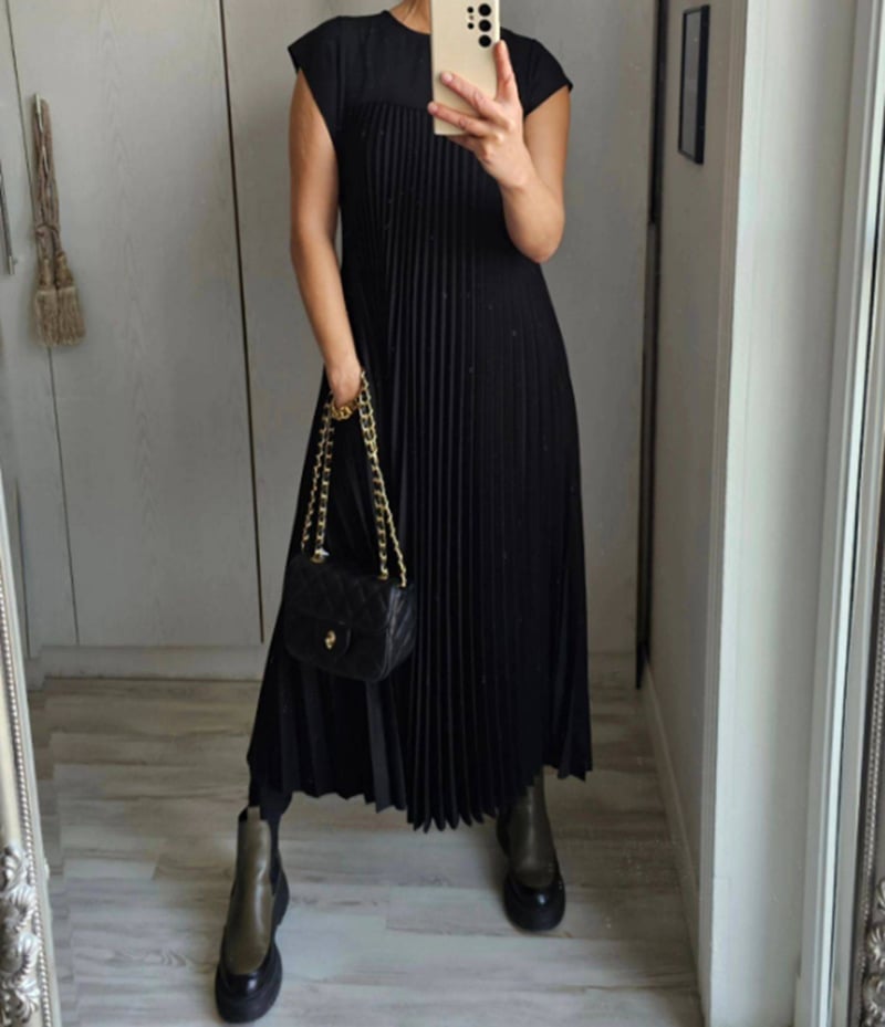 Chic Sleeveless Dress with Flowing Pleats