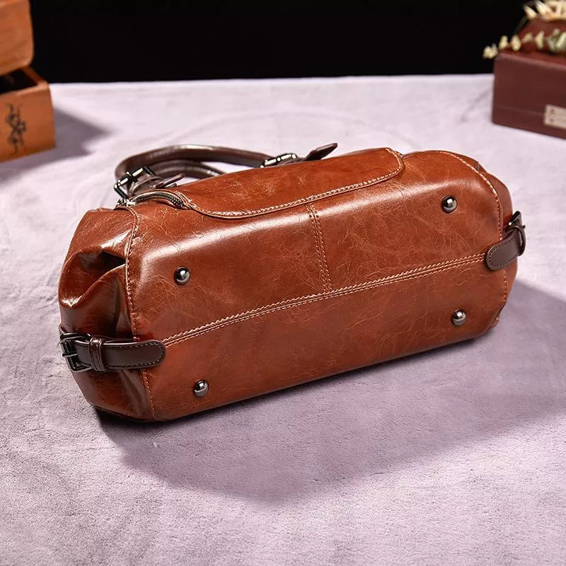 Chic Handbag with Modern Appeal