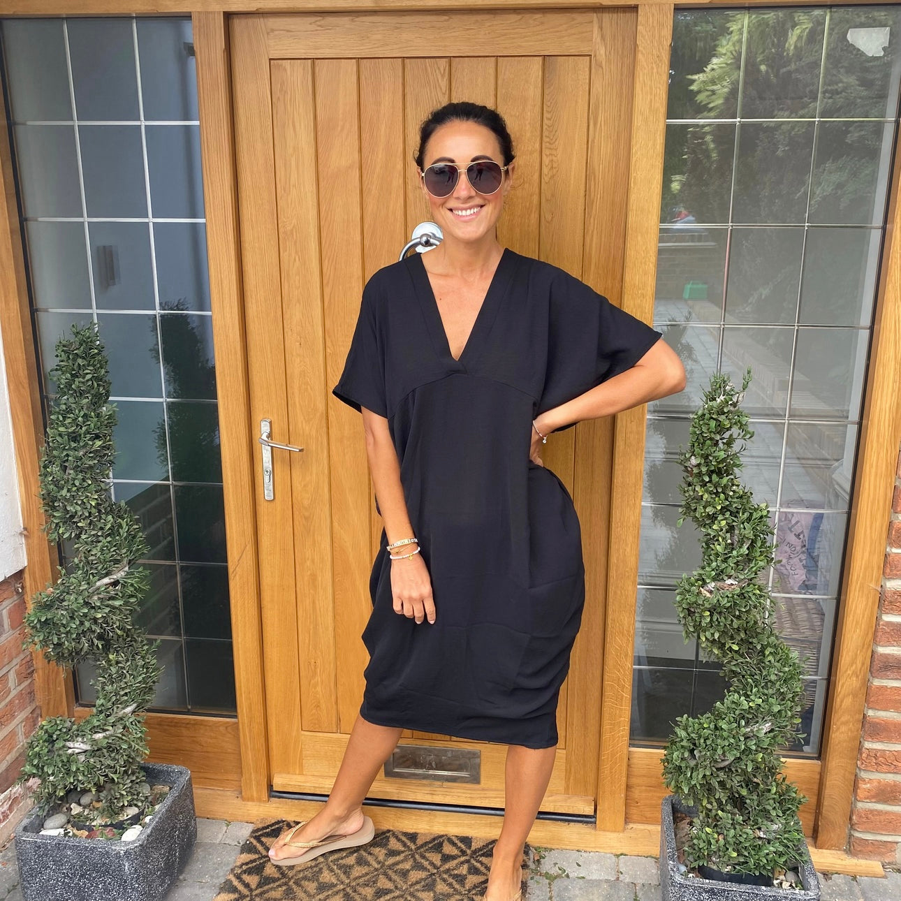 Chic Black Flow Dress with Handy Pockets