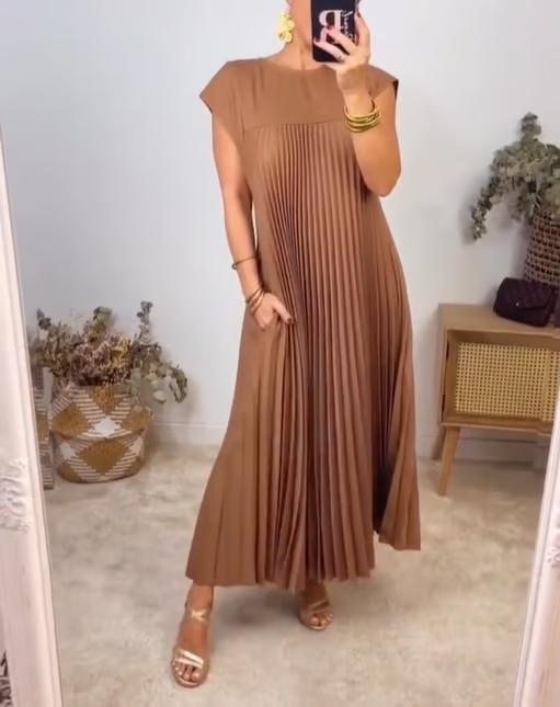 Chic Sleeveless Dress with Flowing Pleats