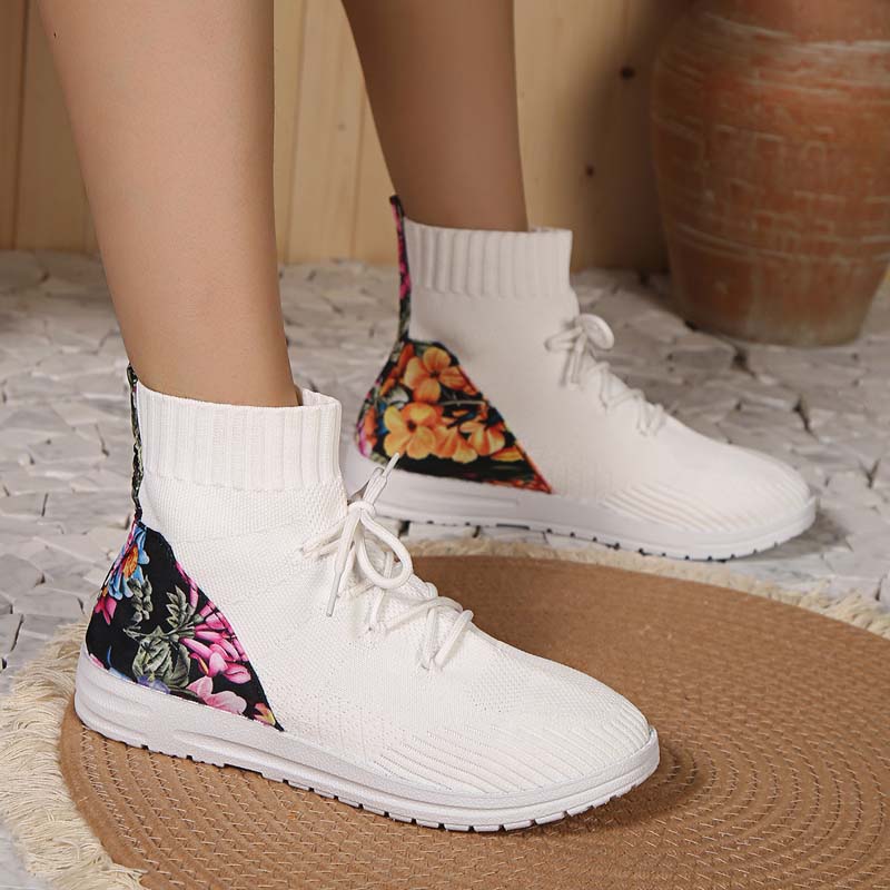Comfortable mid-high sneakers with floral detail on the heel