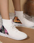 Comfortable mid-high sneakers with floral detail on the heel