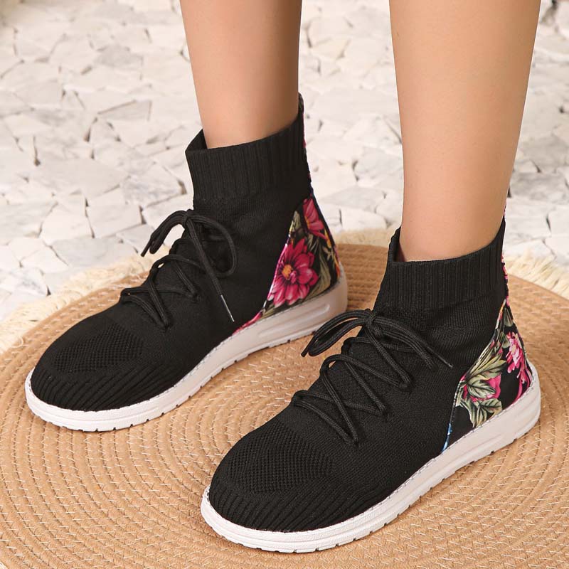 Comfortable mid-high sneakers with floral detail on the heel