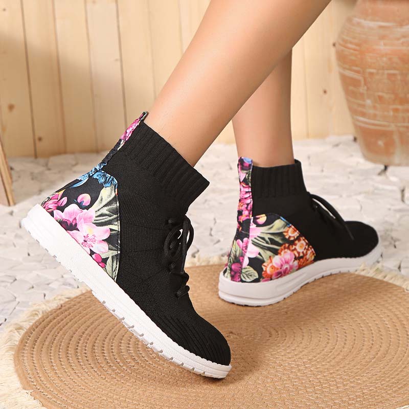 Comfortable mid-high sneakers with floral detail on the heel