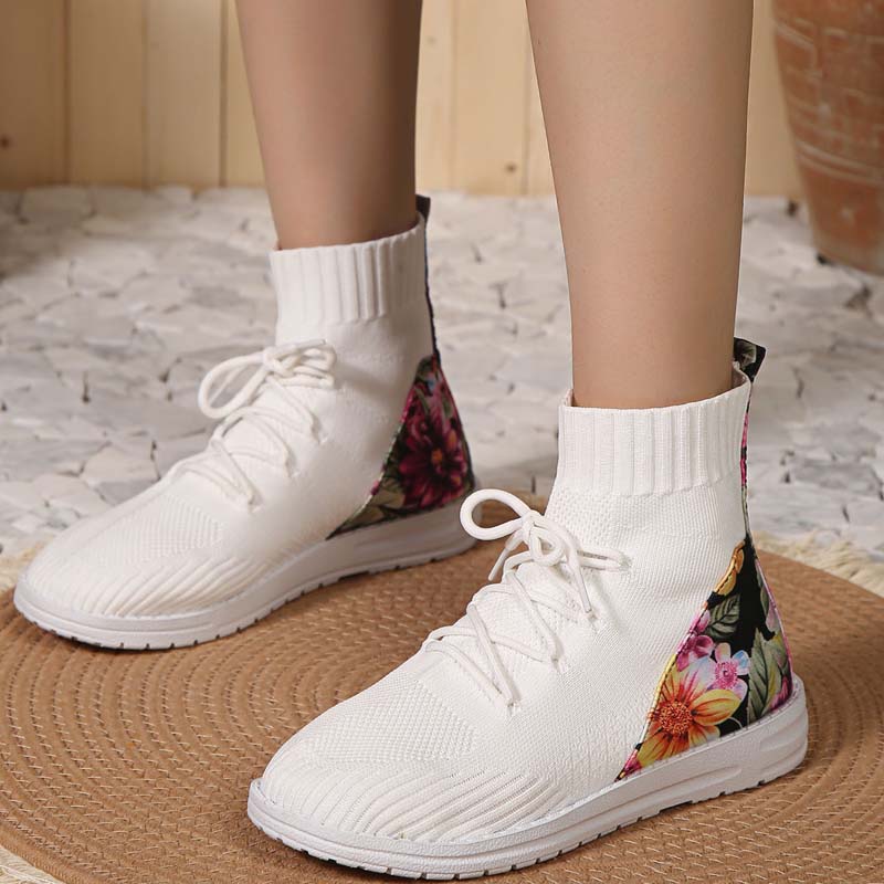 Comfortable mid-high sneakers with floral detail on the heel