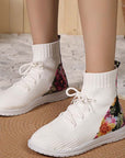 Comfortable mid-high sneakers with floral detail on the heel