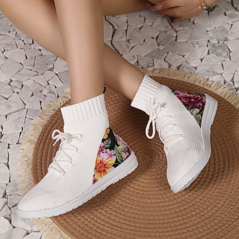 Comfortable mid-high sneakers with floral detail on the heel