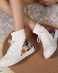 Comfortable mid-high sneakers with floral detail on the heel