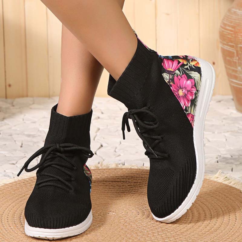 Comfortable mid-high sneakers with floral detail on the heel