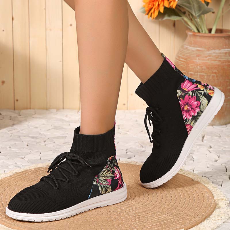 Comfortable mid-high sneakers with floral detail on the heel