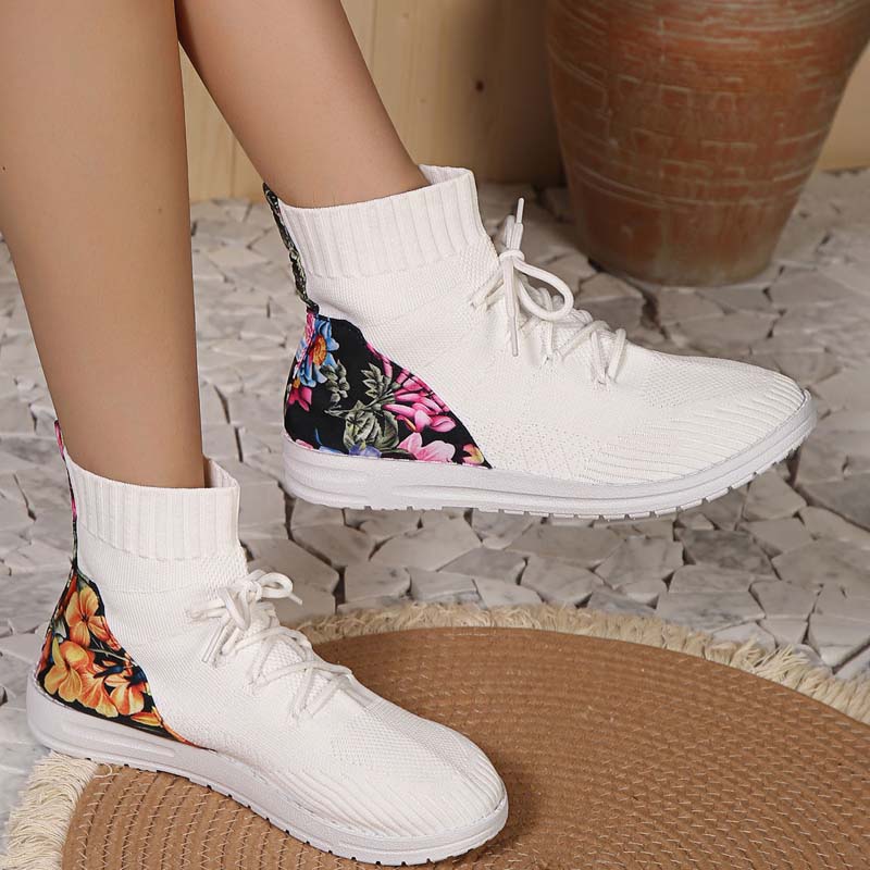 Comfortable mid-high sneakers with floral detail on the heel