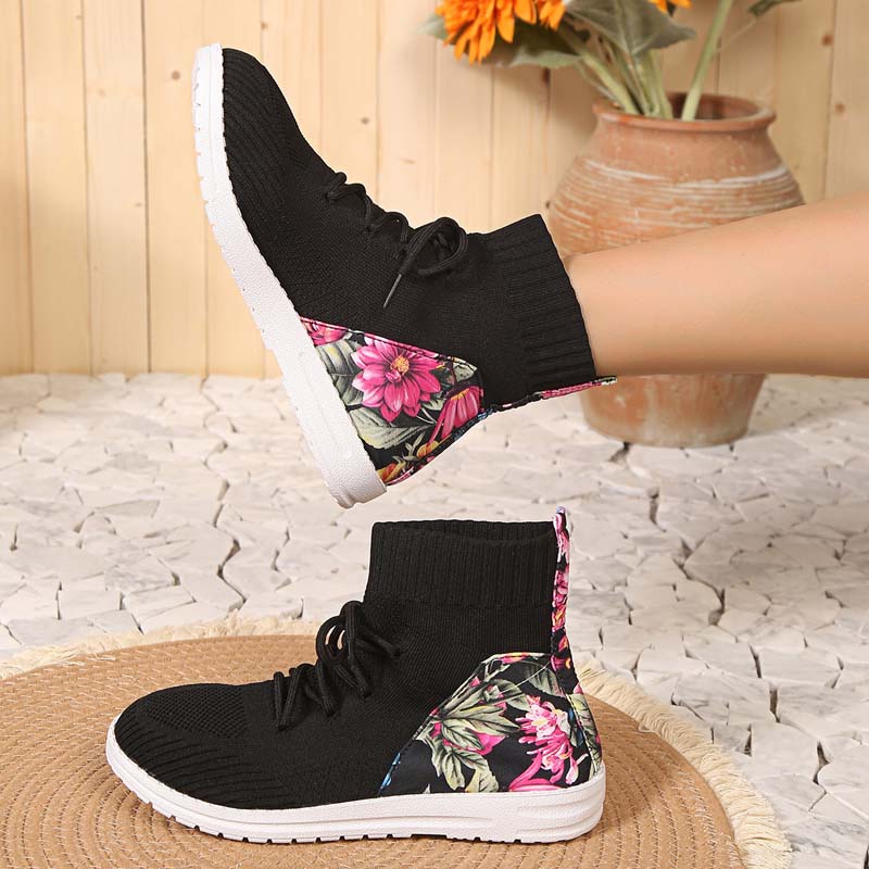 Comfortable mid-high sneakers with floral detail on the heel