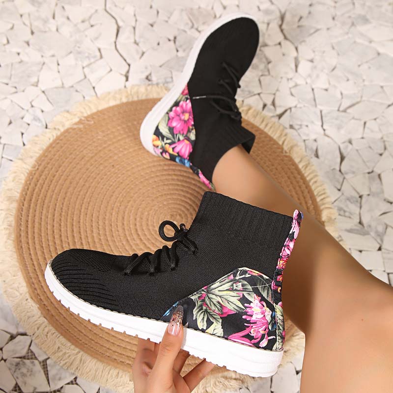 Comfortable mid-high sneakers with floral detail on the heel