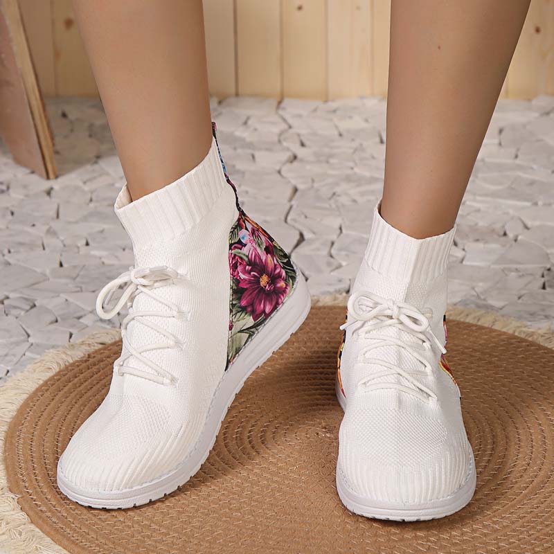 Comfortable mid-high sneakers with floral detail on the heel