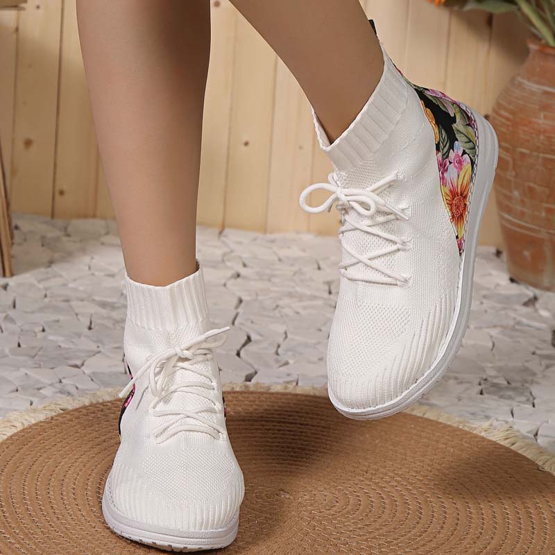 Comfortable mid-high sneakers with floral detail on the heel